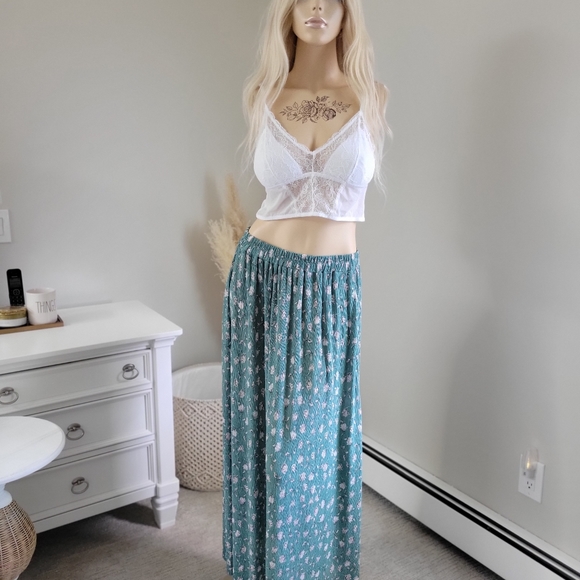 NWOT Long floral dainty feminine ardene maxi skirt. Coastal grandma - Picture 5 of 7